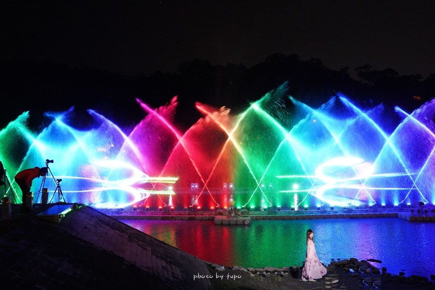 美翻了‼ 2020碧潭水舞登場(2020/2/14~2020/04/12)，只有碧潭能超越碧潭！漩渦造型水舞、鳳凰水舞、粉紅愛情燈廊，小吃美食一次滿足。