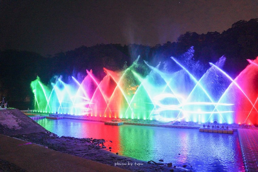 美翻了‼ 2020碧潭水舞登場(2020/2/14~2020/04/12)，只有碧潭能超越碧潭！漩渦造型水舞、鳳凰水舞、粉紅愛情燈廊，小吃美食一次滿足。