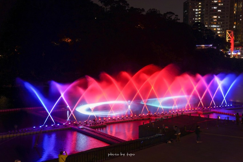 美翻了‼ 2020碧潭水舞登場(2020/2/14~2020/04/12)，只有碧潭能超越碧潭！漩渦造型水舞、鳳凰水舞、粉紅愛情燈廊，小吃美食一次滿足。