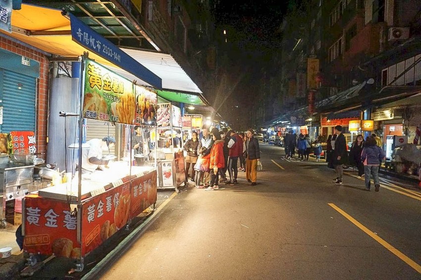 美翻了‼ 2020碧潭水舞登場(2020/2/14~2020/04/12)，只有碧潭能超越碧潭！漩渦造型水舞、鳳凰水舞、粉紅愛情燈廊，小吃美食一次滿足。