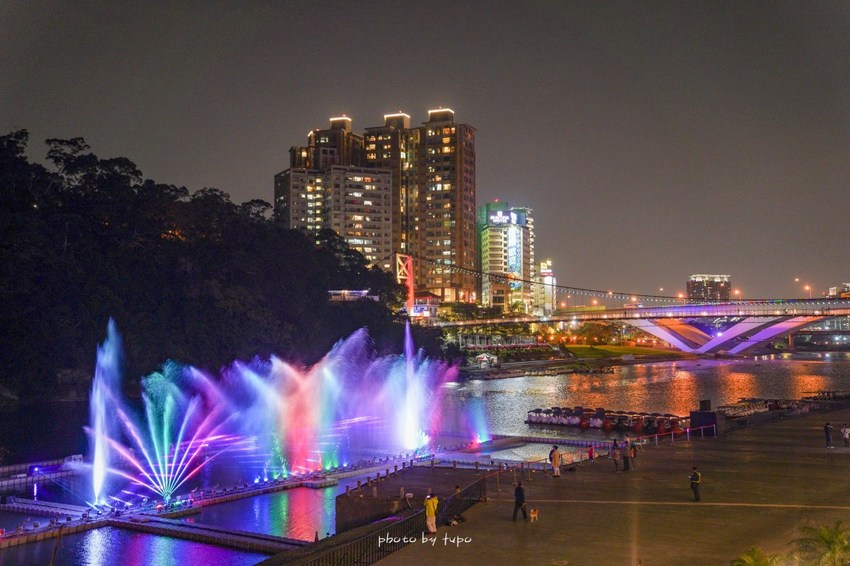 美翻了‼ 2020碧潭水舞登場(2020/2/14~2020/04/12)，只有碧潭能超越碧潭！漩渦造型水舞、鳳凰水舞、粉紅愛情燈廊，小吃美食一次滿足。