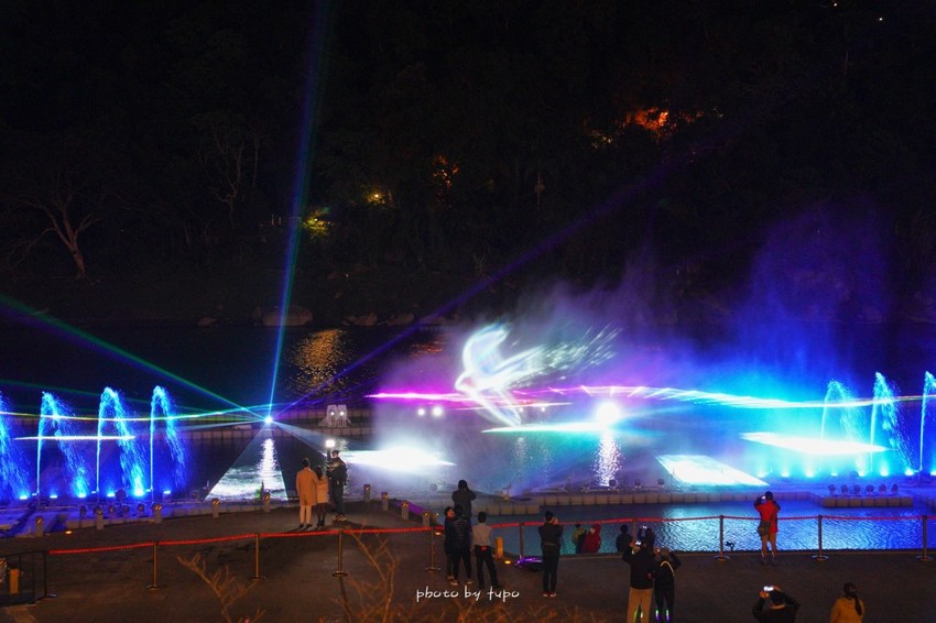 美翻了‼ 2020碧潭水舞登場(2020/2/14~2020/04/12)，只有碧潭能超越碧潭！漩渦造型水舞、鳳凰水舞、粉紅愛情燈廊，小吃美食一次滿足。