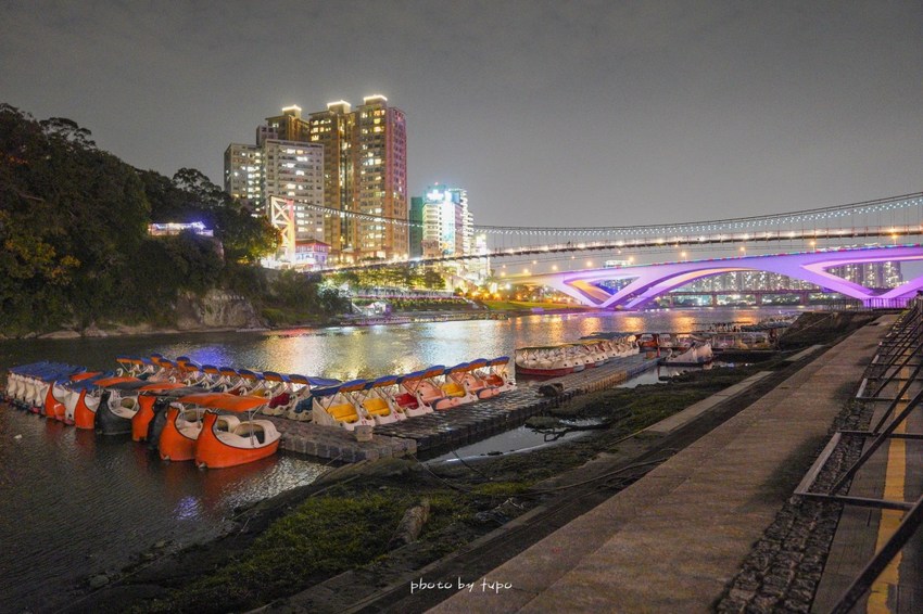 美翻了‼ 2020碧潭水舞登場(2020/2/14~2020/04/12)，只有碧潭能超越碧潭！漩渦造型水舞、鳳凰水舞、粉紅愛情燈廊，小吃美食一次滿足。