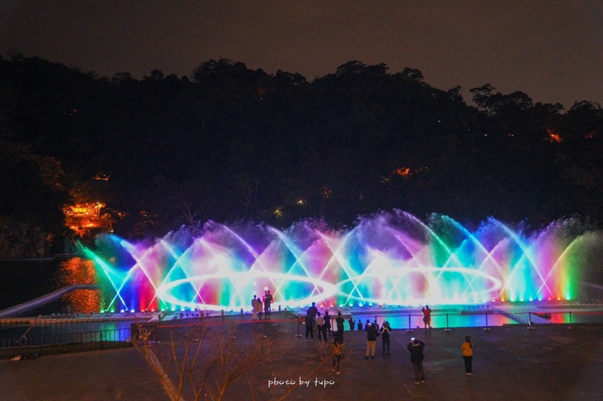 美翻了‼ 2020碧潭水舞登場(2020/2/14~2020/04/12)，只有碧潭能超越碧潭！漩渦造型水舞、鳳凰水舞、粉紅愛情燈廊，小吃美食一次滿足。