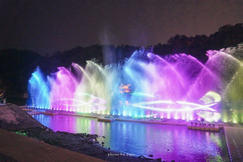 美翻了‼ 2020碧潭水舞登場(2020/2/14~2020/04/12)，只有碧潭能超越碧潭！漩渦造型水舞、鳳凰水舞、粉紅愛情燈廊，小吃美食一次滿足。