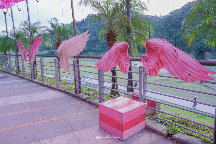 美翻了‼ 2020碧潭水舞登場(2020/2/14~2020/04/12)，只有碧潭能超越碧潭！漩渦造型水舞、鳳凰水舞、粉紅愛情燈廊，小吃美食一次滿足。