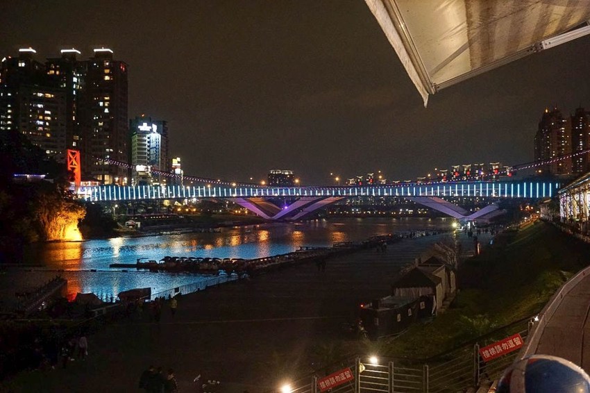 美翻了‼ 2020碧潭水舞登場(2020/2/14~2020/04/12)，只有碧潭能超越碧潭！漩渦造型水舞、鳳凰水舞、粉紅愛情燈廊，小吃美食一次滿足。