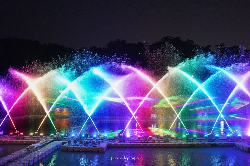 美翻了‼ 2020碧潭水舞登場(2020/2/14~2020/04/12)，只有碧潭能超越碧潭！漩渦造型水舞、鳳凰水舞、粉紅愛情燈廊，小吃美食一次滿足。