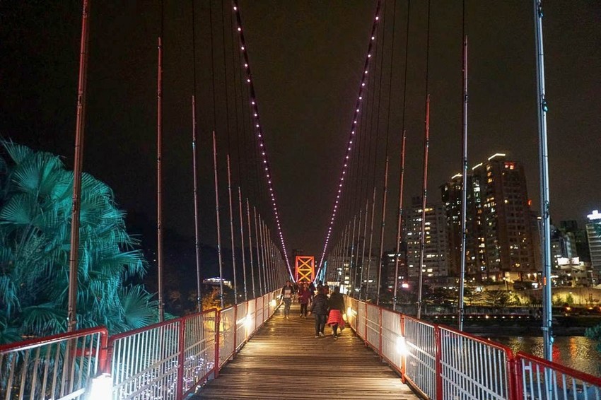 美翻了‼ 2020碧潭水舞登場(2020/2/14~2020/04/12)，只有碧潭能超越碧潭！漩渦造型水舞、鳳凰水舞、粉紅愛情燈廊，小吃美食一次滿足。