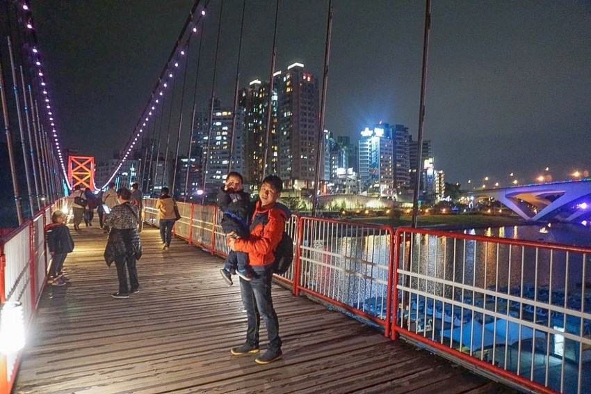 美翻了‼ 2020碧潭水舞登場(2020/2/14~2020/04/12)，只有碧潭能超越碧潭！漩渦造型水舞、鳳凰水舞、粉紅愛情燈廊，小吃美食一次滿足。