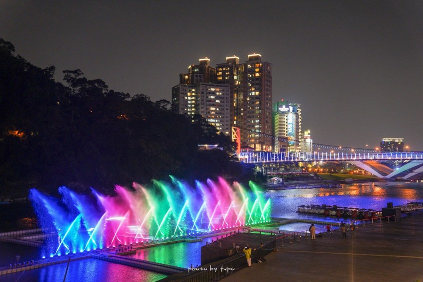 美翻了‼ 2020碧潭水舞登場(2020/2/14~2020/04/12)，只有碧潭能超越碧潭！漩渦造型水舞、鳳凰水舞、粉紅愛情燈廊，小吃美食一次滿足。