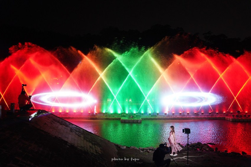 美翻了‼ 2020碧潭水舞登場(2020/2/14~2020/04/12)，只有碧潭能超越碧潭！漩渦造型水舞、鳳凰水舞、粉紅愛情燈廊，小吃美食一次滿足。
