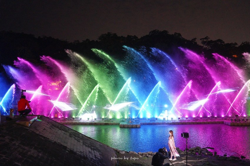 美翻了‼ 2020碧潭水舞登場(2020/2/14~2020/04/12)，只有碧潭能超越碧潭！漩渦造型水舞、鳳凰水舞、粉紅愛情燈廊，小吃美食一次滿足。