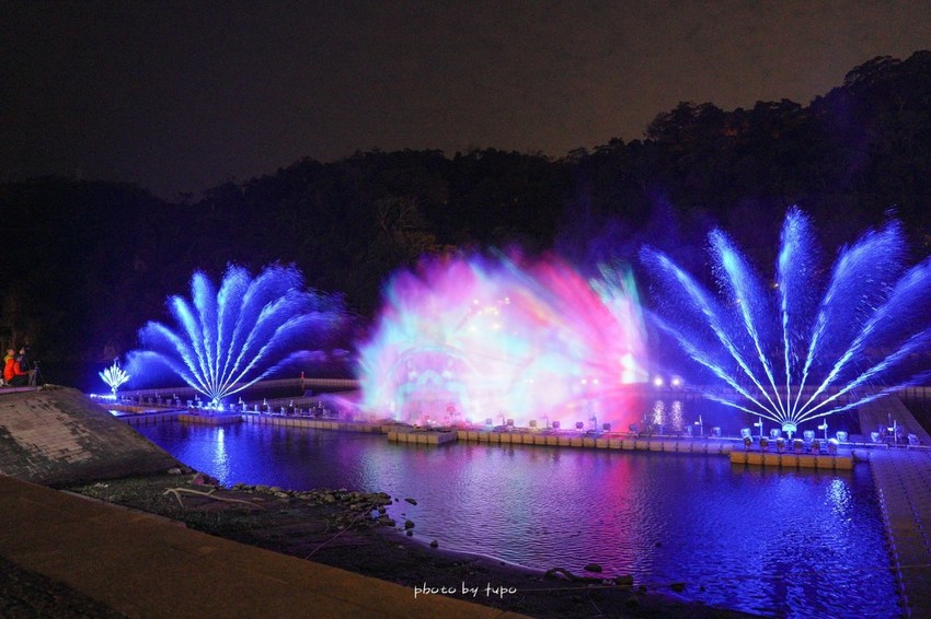 美翻了‼ 2020碧潭水舞登場(2020/2/14~2020/04/12)，只有碧潭能超越碧潭！漩渦造型水舞、鳳凰水舞、粉紅愛情燈廊，小吃美食一次滿足。