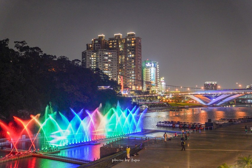 美翻了‼ 2020碧潭水舞登場(2020/2/14~2020/04/12)，只有碧潭能超越碧潭！漩渦造型水舞、鳳凰水舞、粉紅愛情燈廊，小吃美食一次滿足。