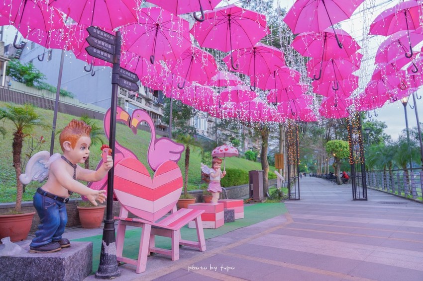 美翻了‼ 2020碧潭水舞登場(2020/2/14~2020/04/12)，只有碧潭能超越碧潭！漩渦造型水舞、鳳凰水舞、粉紅愛情燈廊，小吃美食一次滿足。