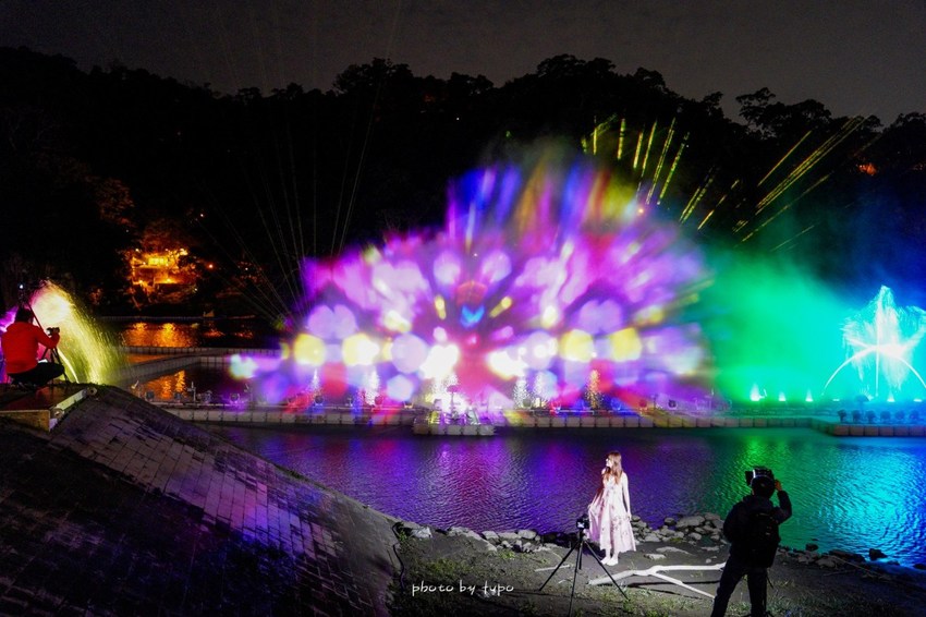 美翻了‼ 2020碧潭水舞登場(2020/2/14~2020/04/12)，只有碧潭能超越碧潭！漩渦造型水舞、鳳凰水舞、粉紅愛情燈廊，小吃美食一次滿足。