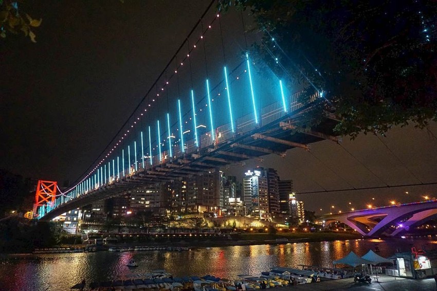 美翻了‼ 2020碧潭水舞登場(2020/2/14~2020/04/12)，只有碧潭能超越碧潭！漩渦造型水舞、鳳凰水舞、粉紅愛情燈廊，小吃美食一次滿足。