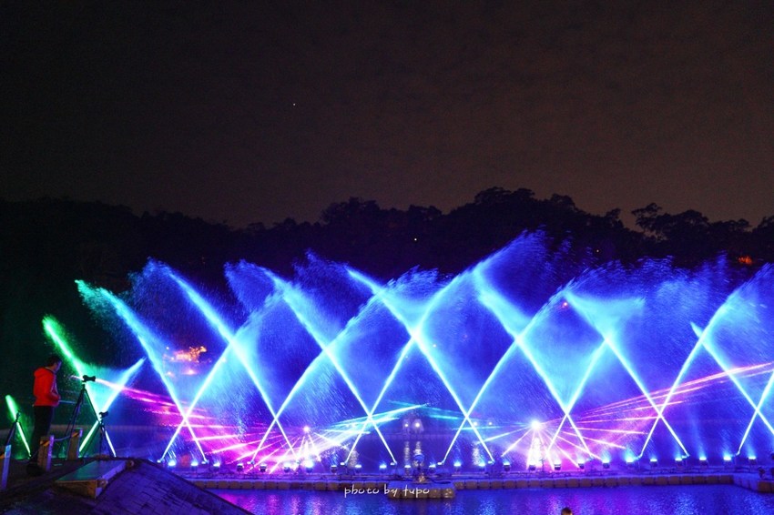 美翻了‼ 2020碧潭水舞登場(2020/2/14~2020/04/12)，只有碧潭能超越碧潭！漩渦造型水舞、鳳凰水舞、粉紅愛情燈廊，小吃美食一次滿足。