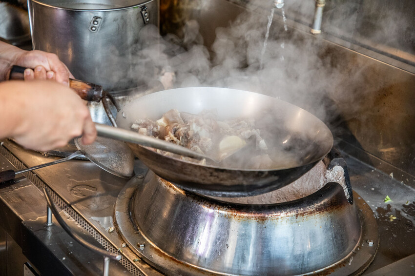 桃園市桃園區阿忠溫體羊肉店|新鮮直達餐桌!任點無雷快炒有夠強,在地人私藏最好吃溫體羊肉爐老店