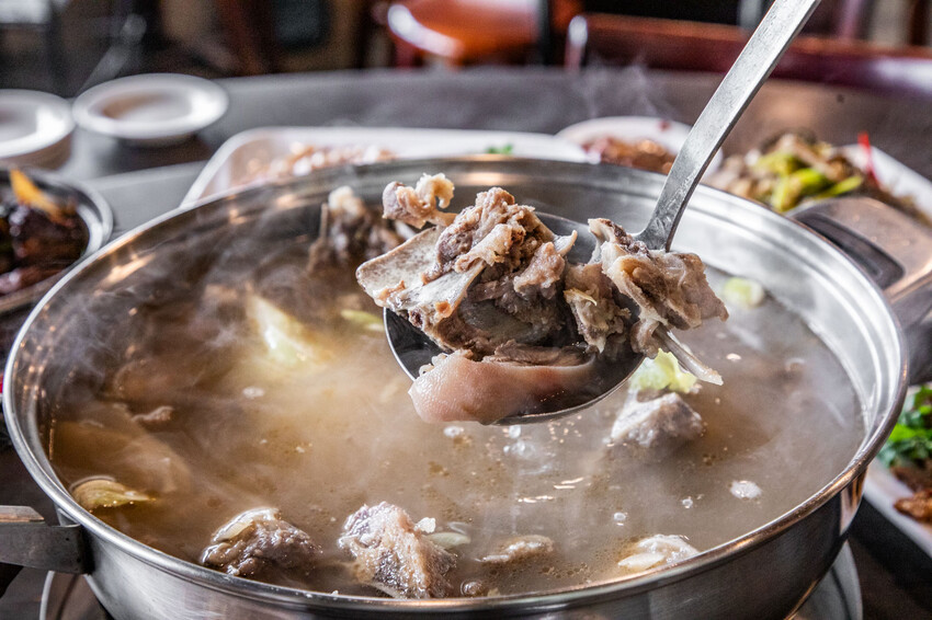 桃園市桃園區阿忠溫體羊肉店|新鮮直達餐桌!任點無雷快炒有夠強,在地人私藏最好吃溫體羊肉爐老店