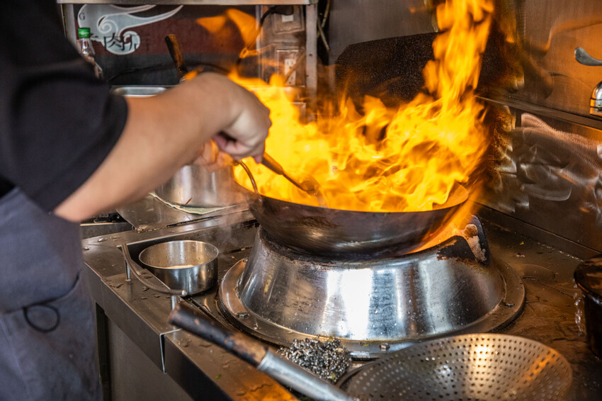 桃園市桃園區阿忠溫體羊肉店|新鮮直達餐桌!任點無雷快炒有夠強,在地人私藏最好吃溫體羊肉爐老店