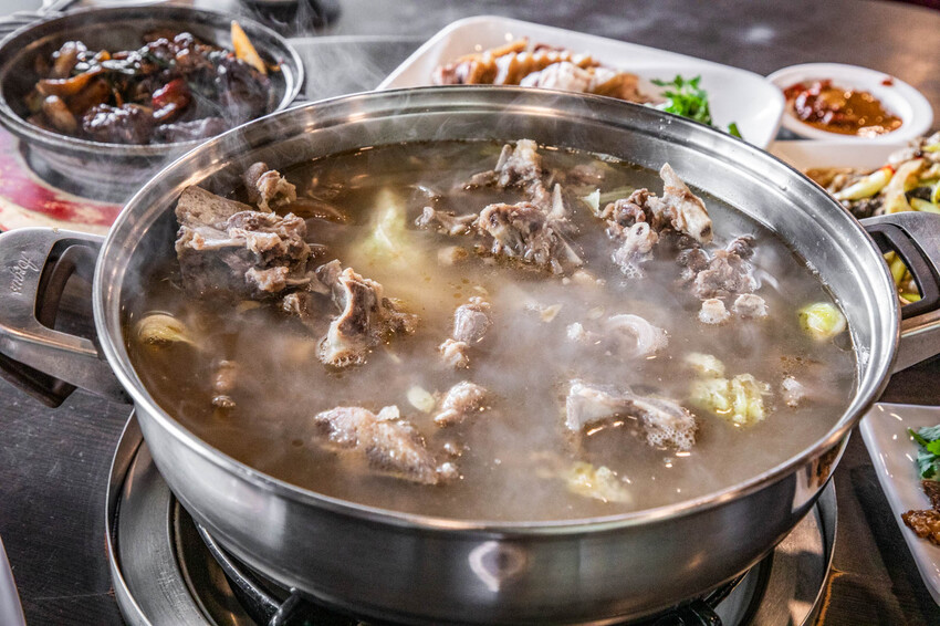 桃園市桃園區阿忠溫體羊肉店|新鮮直達餐桌!任點無雷快炒有夠強,在地人私藏最好吃溫體羊肉爐老店