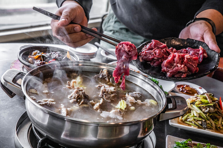 桃園市桃園區阿忠溫體羊肉店|新鮮直達餐桌!任點無雷快炒有夠強,在地人私藏最好吃溫體羊肉爐老店