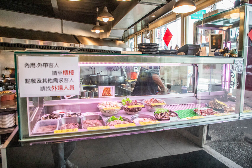 桃園市桃園區阿忠溫體羊肉店|新鮮直達餐桌!任點無雷快炒有夠強,在地人私藏最好吃溫體羊肉爐老店