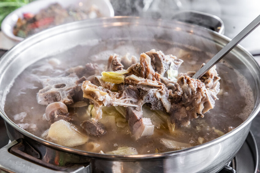 桃園市桃園區阿忠溫體羊肉店|新鮮直達餐桌!任點無雷快炒有夠強,在地人私藏最好吃溫體羊肉爐老店