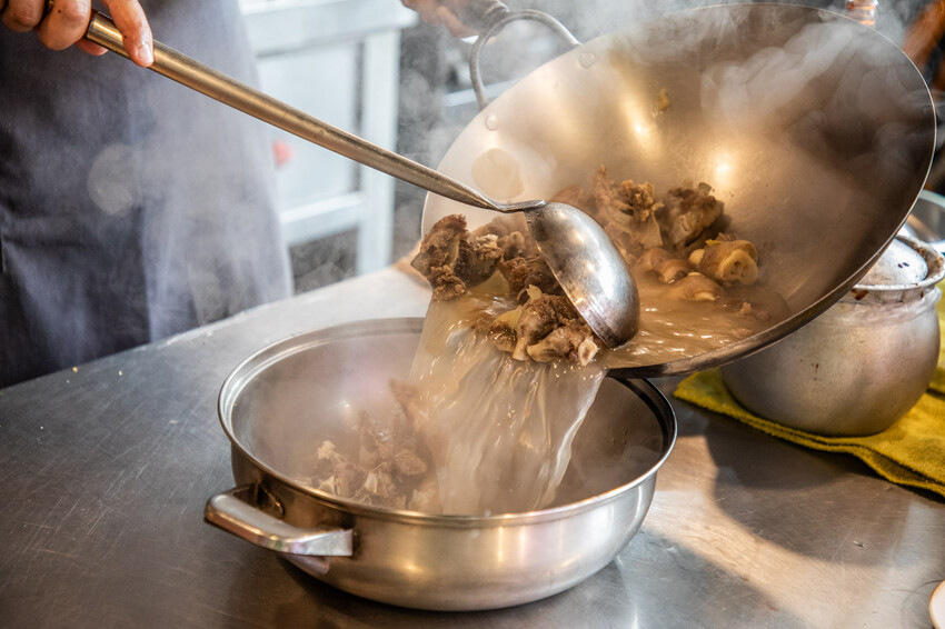 桃園市桃園區阿忠溫體羊肉店|新鮮直達餐桌!任點無雷快炒有夠強,在地人私藏最好吃溫體羊肉爐老店