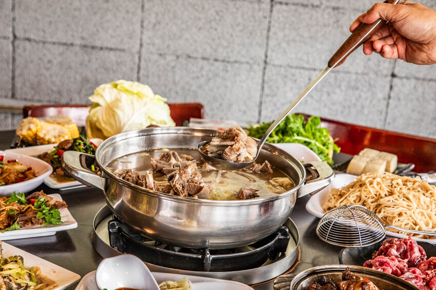 桃園市桃園區阿忠溫體羊肉店|新鮮直達餐桌!任點無雷快炒有夠強,在地人私藏最好吃溫體羊肉爐老店