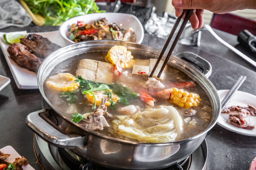 桃園市桃園區阿忠溫體羊肉店|新鮮直達餐桌!任點無雷快炒有夠強,在地人私藏最好吃溫體羊肉爐老店