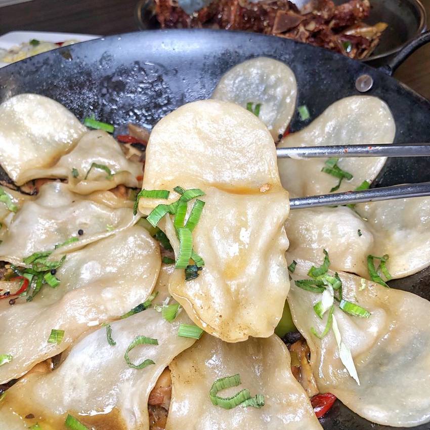 台南東區【大翟門地鍋雞】台南也吃得到道地徐州菜了! 羊蠍子x地鍋雞 香麻入味垂涎欲滴的好滋味 來店打卡還送炒菜 | 小白只饗ㄔ美食