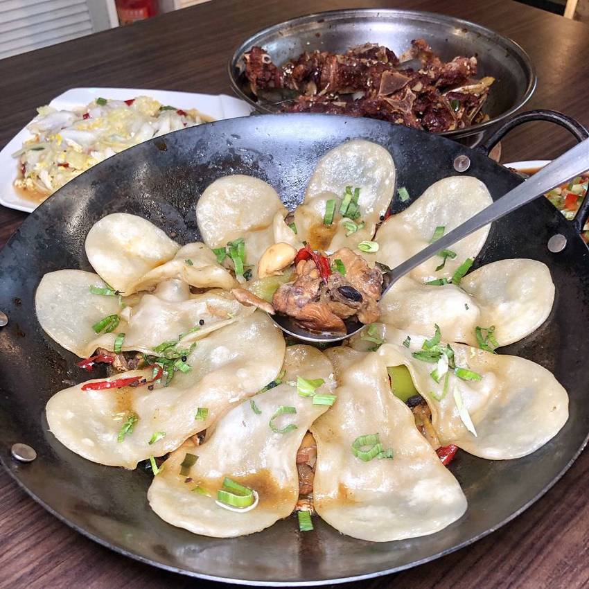 台南東區【大翟門地鍋雞】台南也吃得到道地徐州菜了! 羊蠍子x地鍋雞 香麻入味垂涎欲滴的好滋味 來店打卡還送炒菜 | 小白只饗ㄔ美食