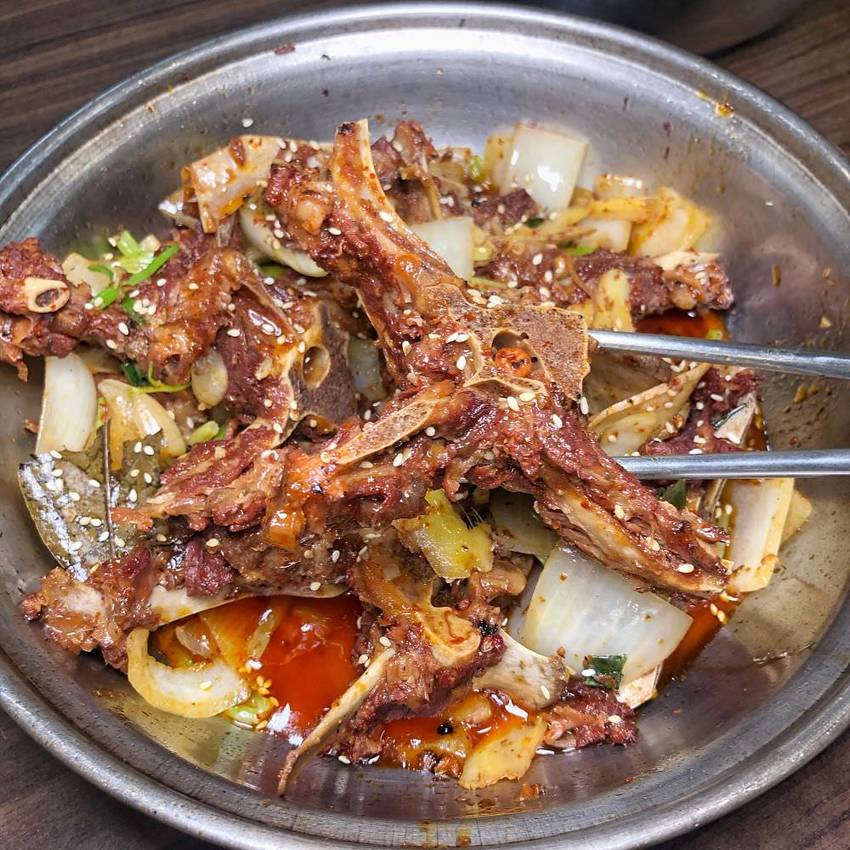 台南東區【大翟門地鍋雞】台南也吃得到道地徐州菜了! 羊蠍子x地鍋雞 香麻入味垂涎欲滴的好滋味 來店打卡還送炒菜 | 小白只饗ㄔ美食