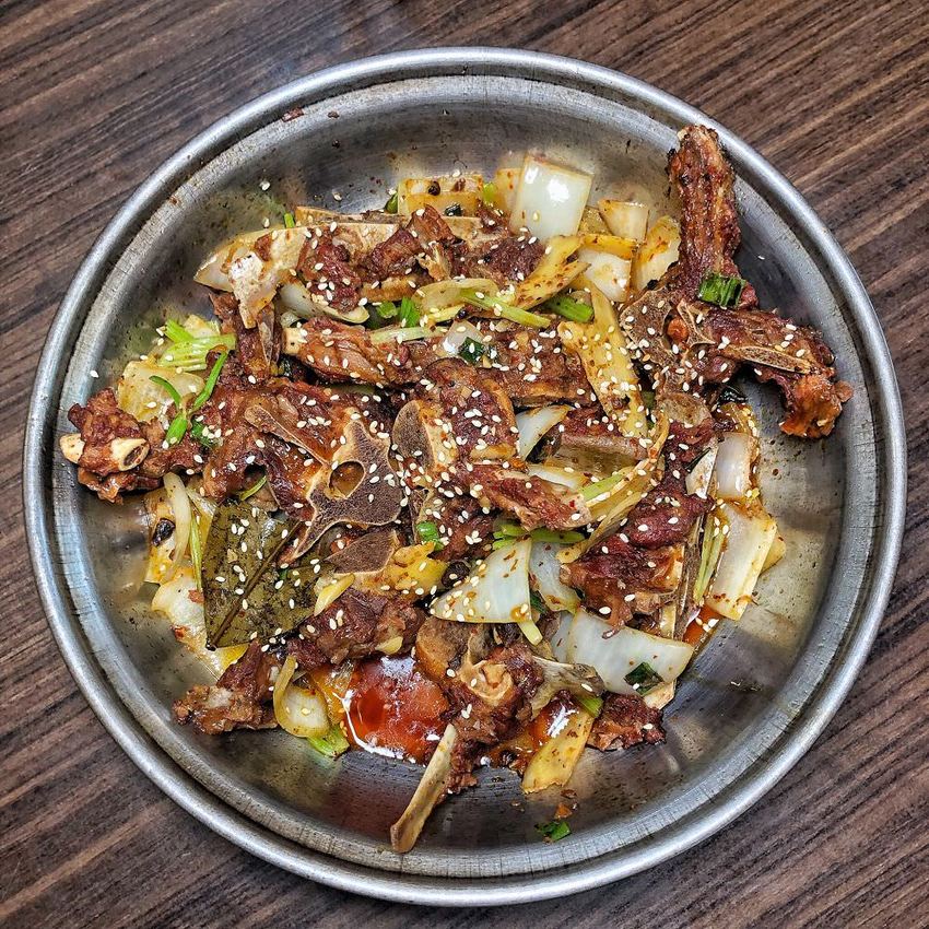 台南東區【大翟門地鍋雞】台南也吃得到道地徐州菜了! 羊蠍子x地鍋雞 香麻入味垂涎欲滴的好滋味 來店打卡還送炒菜 | 小白只饗ㄔ美食