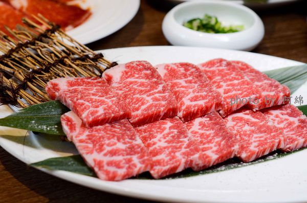 【桃園燒烤】燒肉同話 桃園店-單點頂級和牛又能吃飽飽in全台最美燒肉餐廳．藝文特區美食/桃園燒肉/工業風/時尚夜店風/85度C旗下品牌/聚餐/