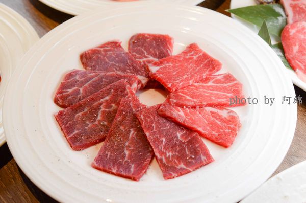 【桃園燒烤】燒肉同話 桃園店-單點頂級和牛又能吃飽飽in全台最美燒肉餐廳．藝文特區美食/桃園燒肉/工業風/時尚夜店風/85度C旗下品牌/聚餐/