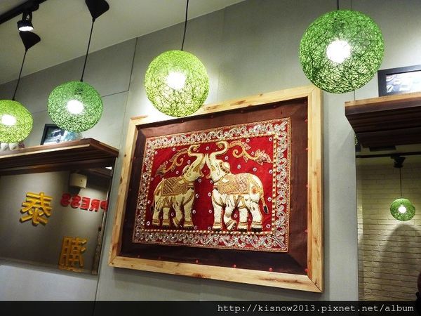 泰潮11-天花板燈飾與大象圖案.JPG