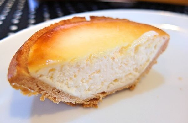 久久津乳酪菓子手造所(台北士林店)：❤️美食❤️【台北。士林】久久津乳酪菓子手造所(台北士林店)★北海道爆漿炙燒乳酪塔/巧克力生乳捲/愛評體驗團