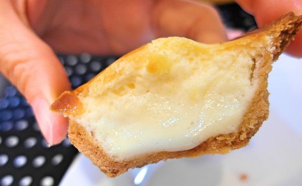 久久津乳酪菓子手造所(台北士林店)：❤️美食❤️【台北。士林】久久津乳酪菓子手造所(台北士林店)★北海道爆漿炙燒乳酪塔/巧克力生乳捲/愛評體驗團