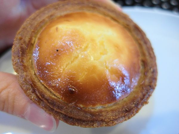 久久津乳酪菓子手造所(台北士林店)：❤️美食❤️【台北。士林】久久津乳酪菓子手造所(台北士林店)★北海道爆漿炙燒乳酪塔/巧克力生乳捲/愛評體驗團