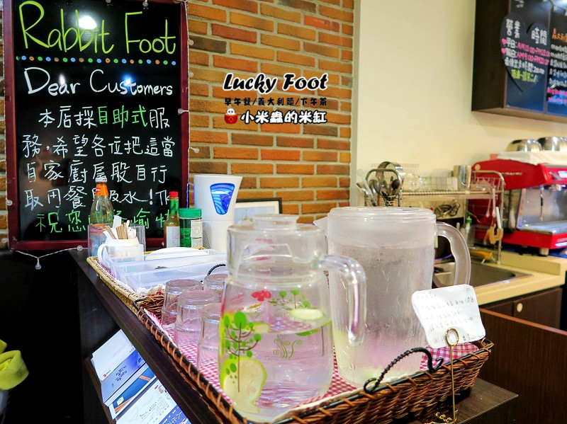 【捷運大橋頭站】Lucky Foot ~大稻埕/義大利麵/早午餐/咖啡/下午茶，被好多兔子包圍的可愛咖啡廳♥