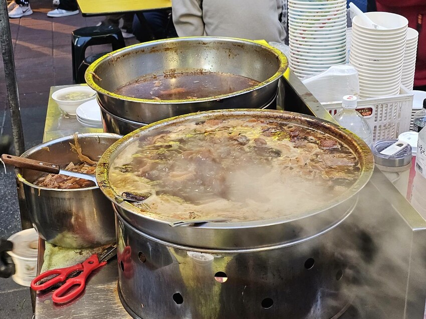 寧夏夜市老店牛媽媽控肉飯,大火爆炒超夠味,經典美食推薦