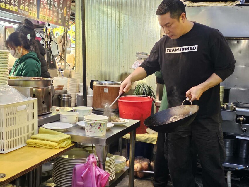 寧夏夜市老店牛媽媽控肉飯,大火爆炒超夠味,經典美食推薦