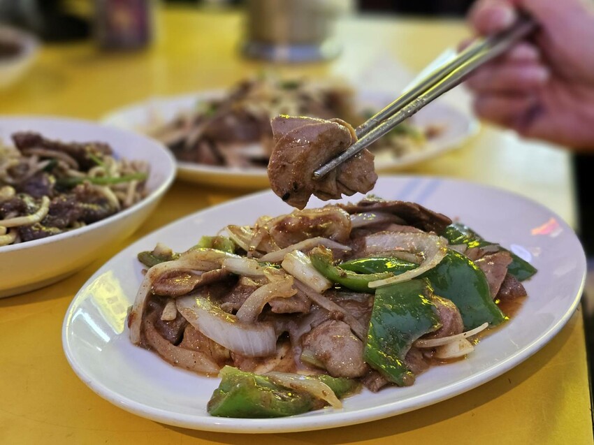 寧夏夜市老店牛媽媽控肉飯,大火爆炒超夠味,經典美食推薦