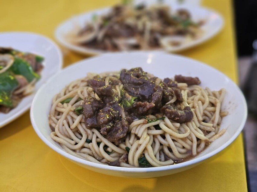 寧夏夜市老店牛媽媽控肉飯,大火爆炒超夠味,經典美食推薦