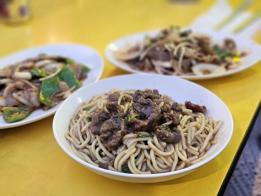 寧夏夜市老店牛媽媽控肉飯,大火爆炒超夠味,經典美食推薦