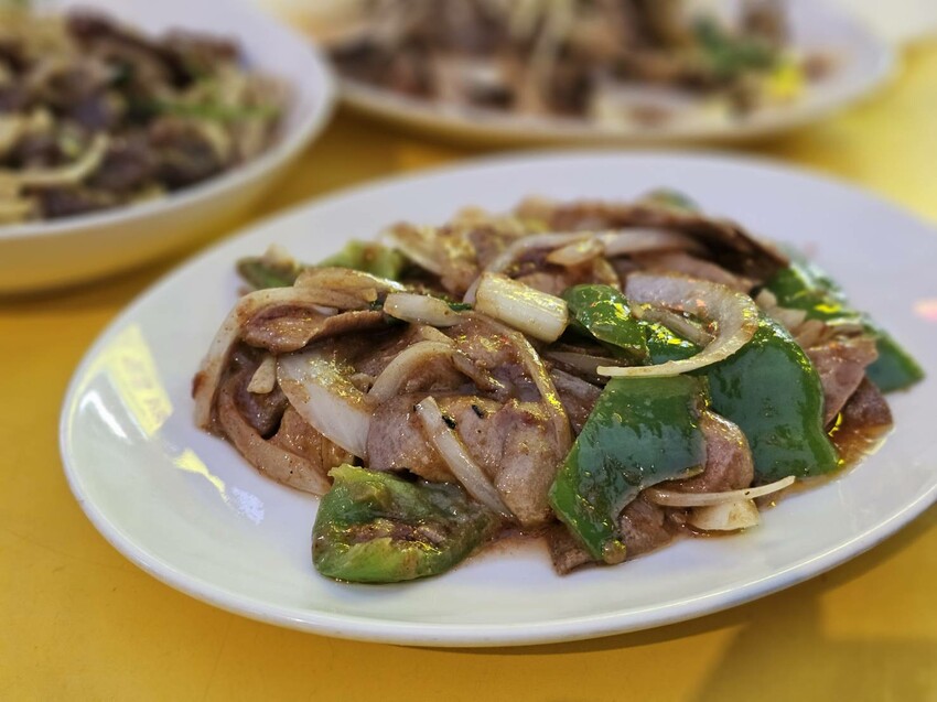寧夏夜市老店牛媽媽控肉飯,大火爆炒超夠味,經典美食推薦